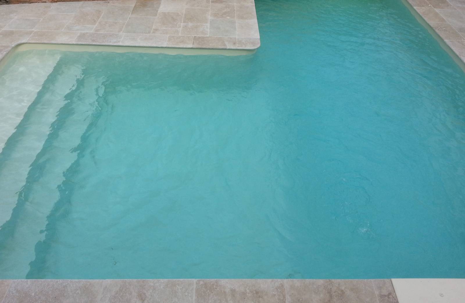 piscine en L réalisé par Desjoyaux Six Fours Les Plages