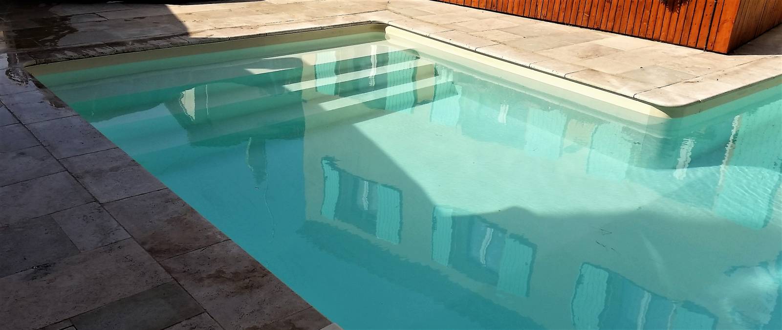 piscine en L réalisé par Desjoyaux Six Fours Les Plages