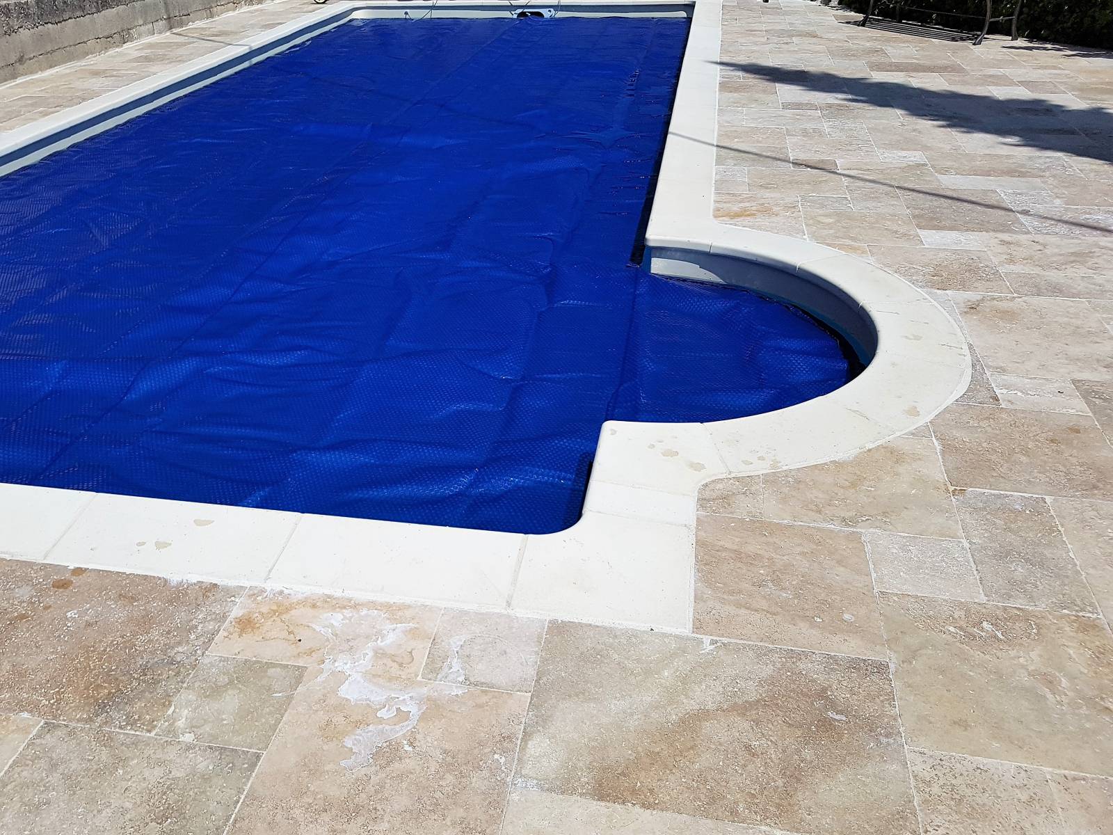 bâche à bulles bleu dans le var