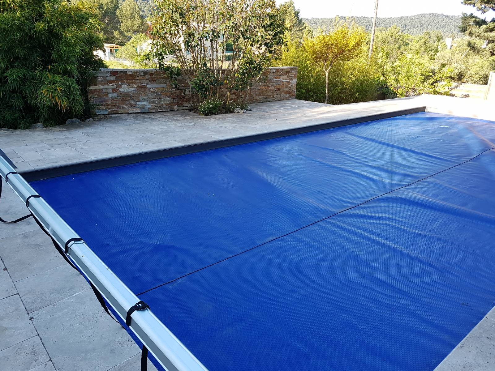 bâche à bulles bleu et noire dans le var 