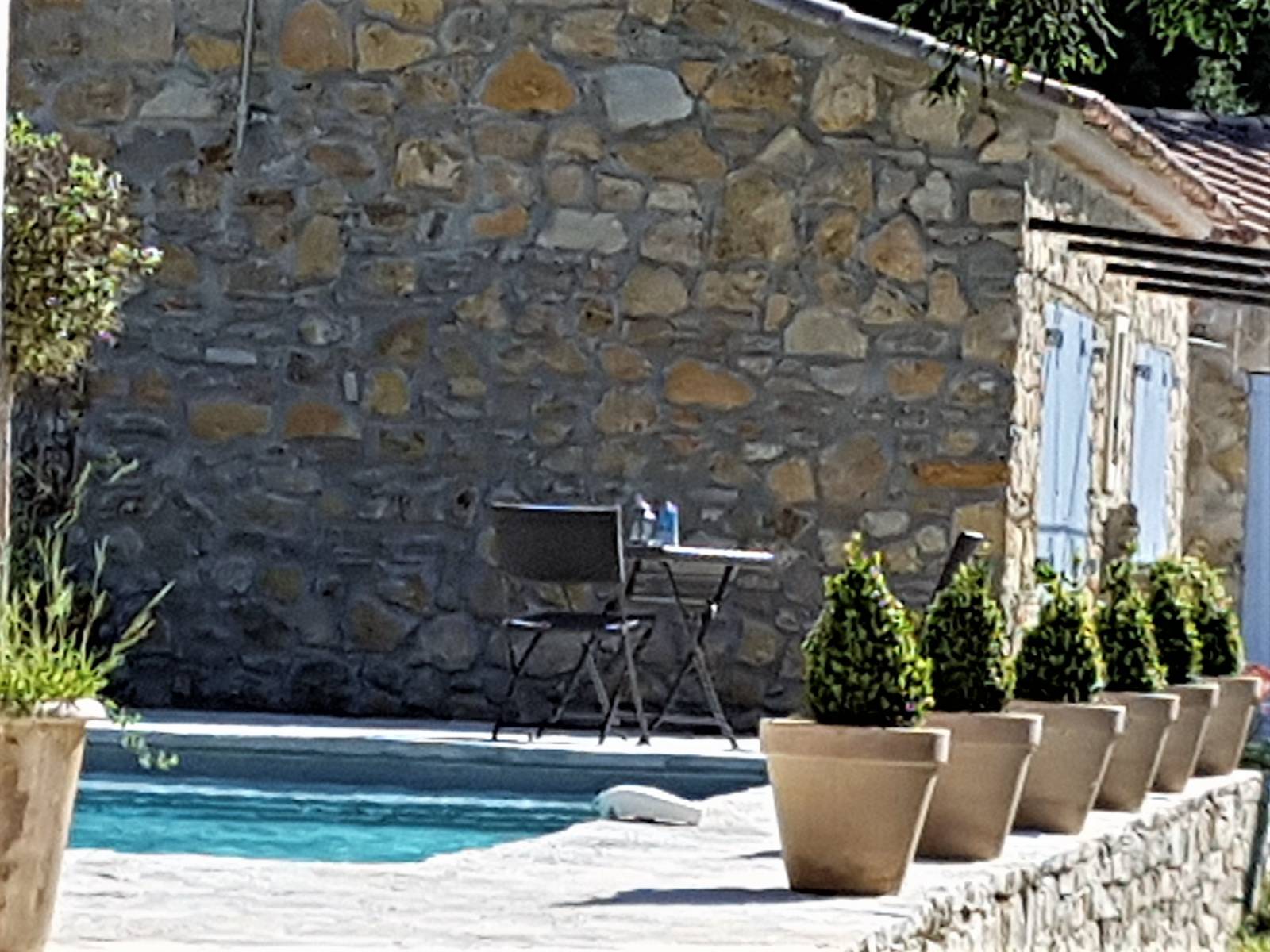 piscine 9x4m gris clair dans le var