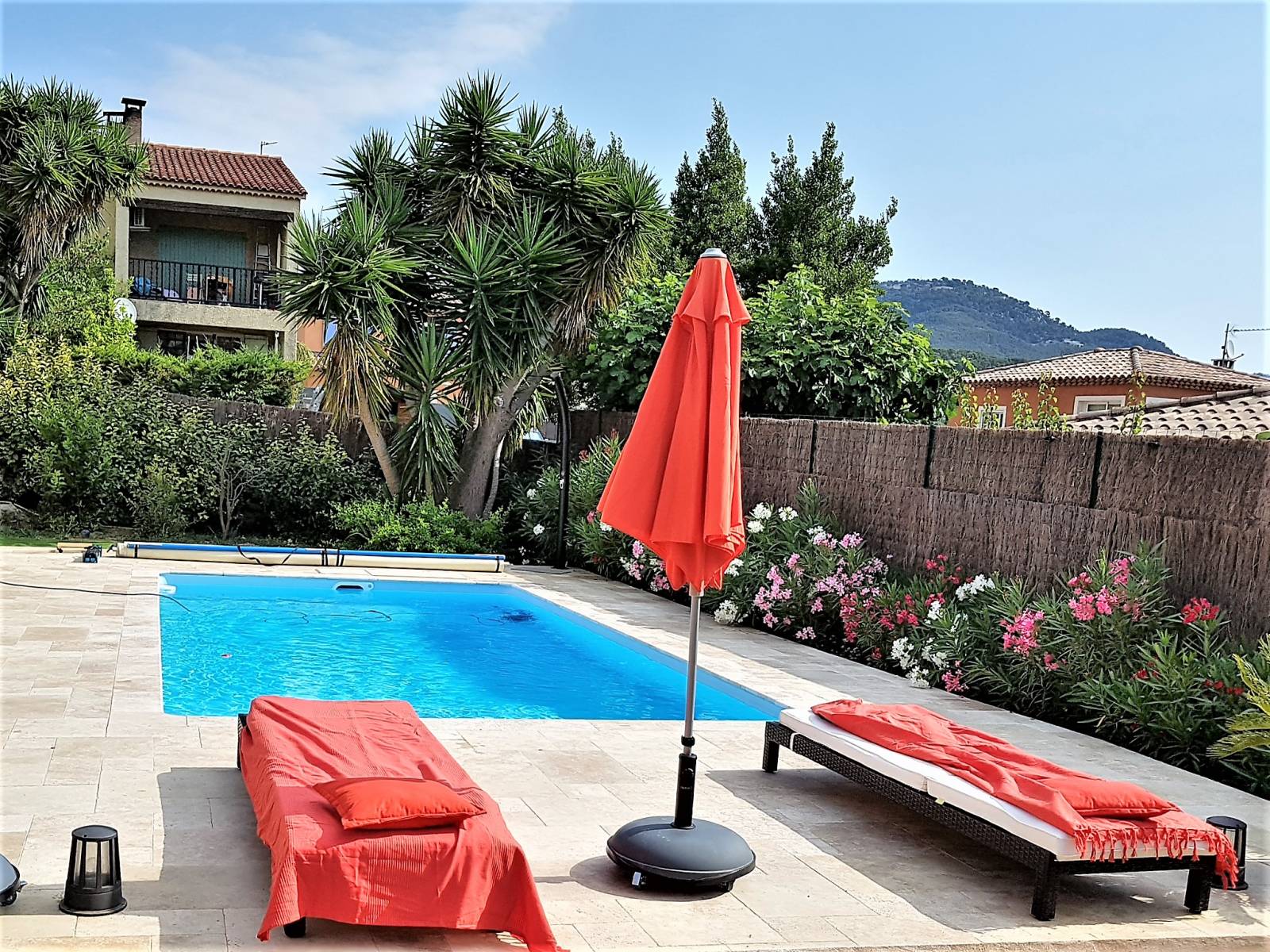 piscine 8x4m bleu Desjoyaux dans le var