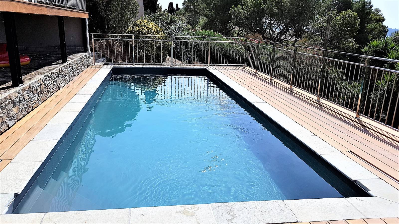 margelle pierre dans le var