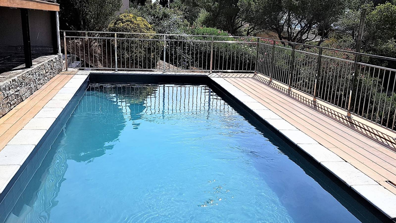 réalisation d'une piscine gris foncé 83000