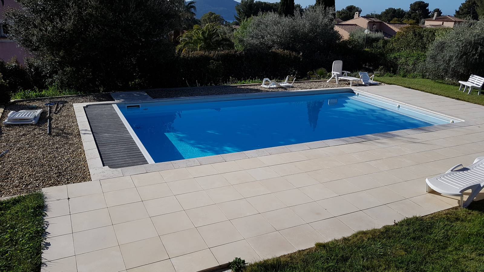 piscine bleu sur saint cyr sur mer