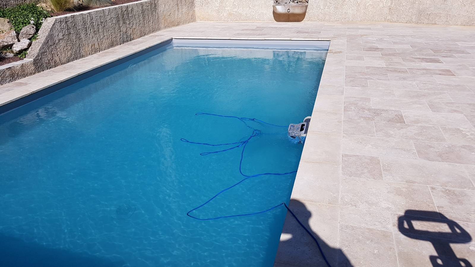 piscine grise 9x4m avec plage en travertin