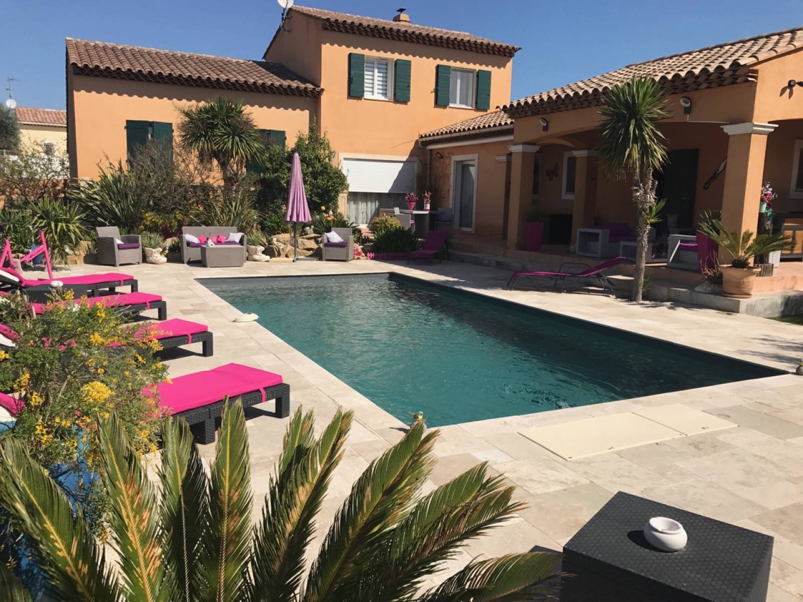 piscine gris foncé près de toulon