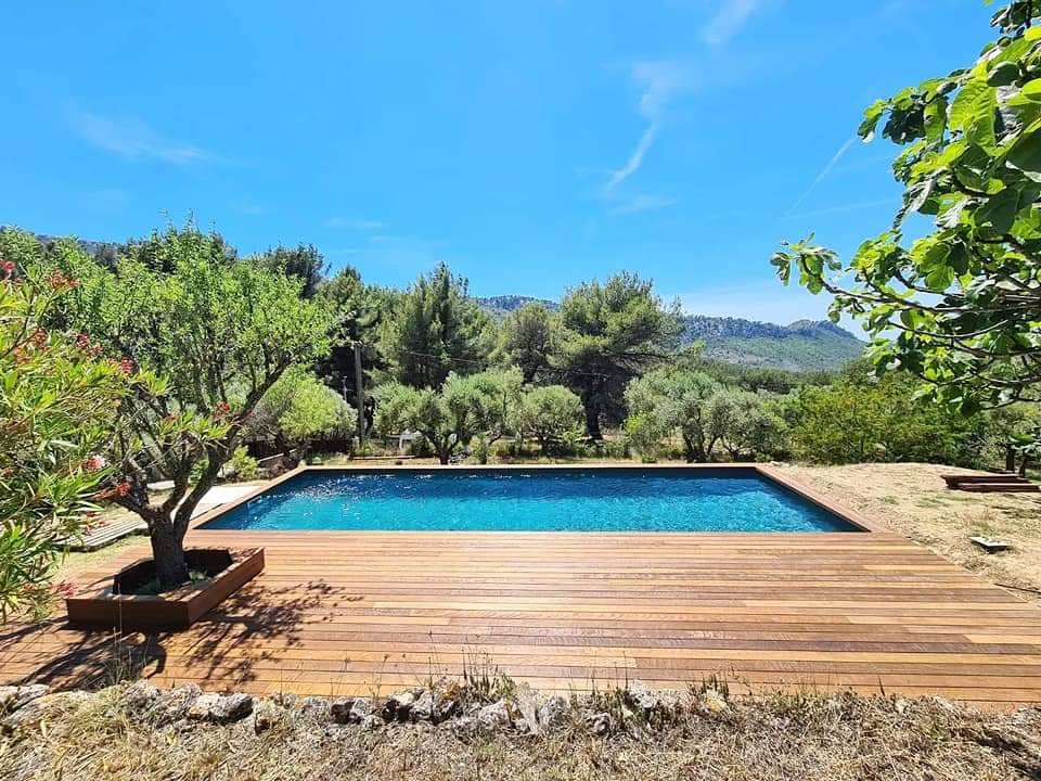 grande piscine rectangulaire dans le var