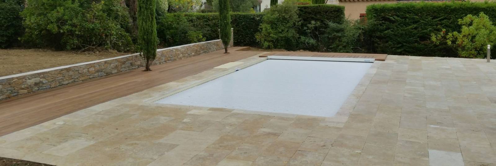 plage en IPE et travertin mouillé 