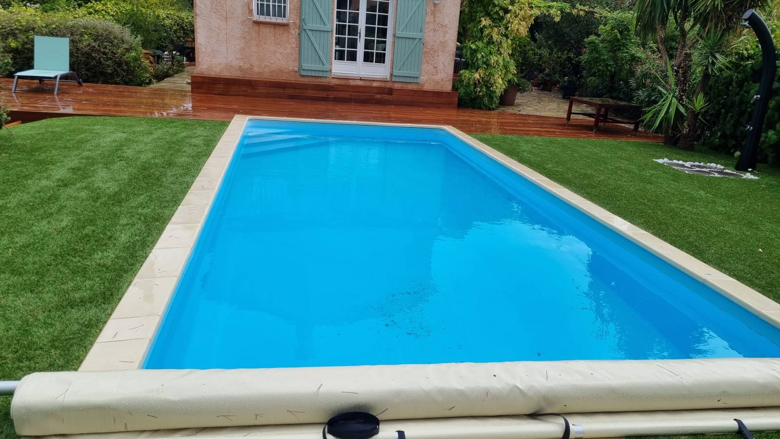 piscine8.50x3.50 bleu sur six fours