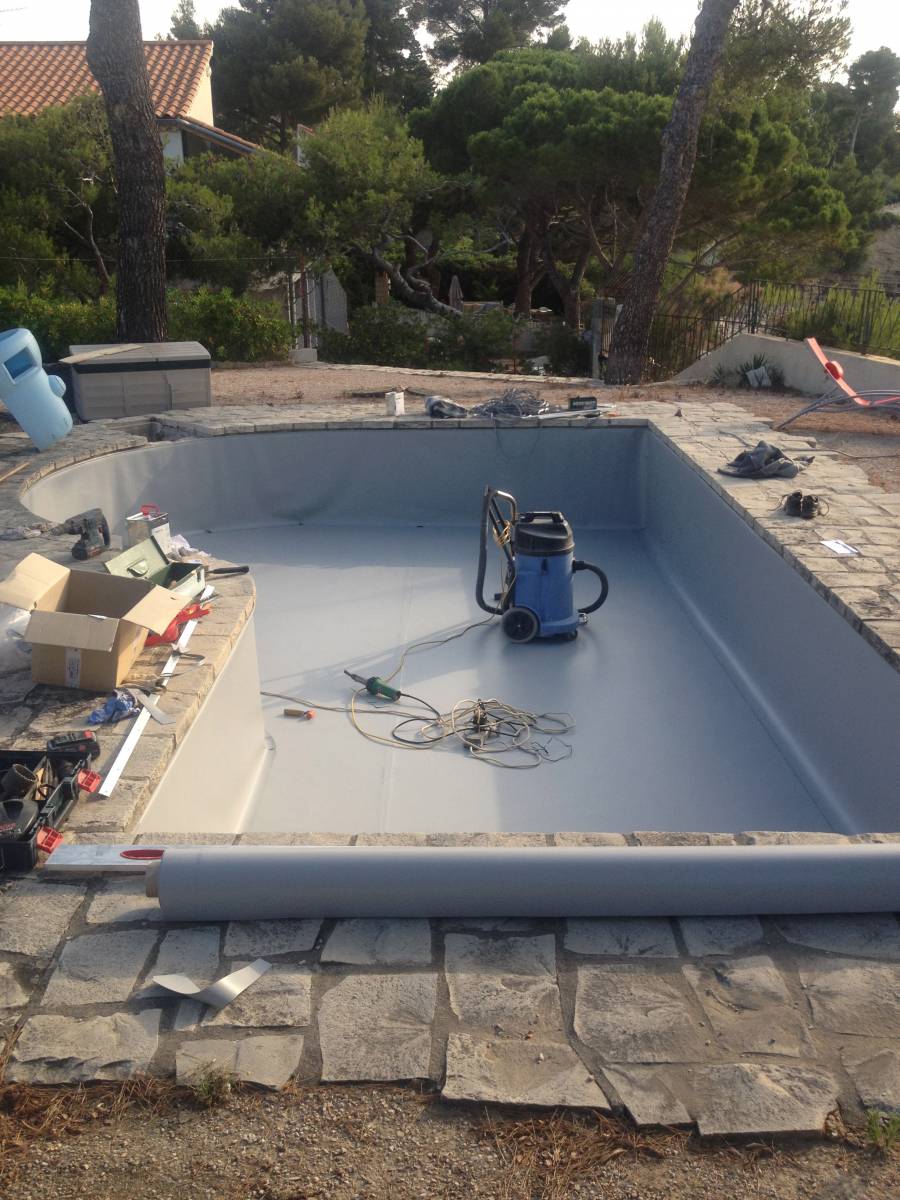 rénovation et étanchéité en pvc armé gris clair dans bassin