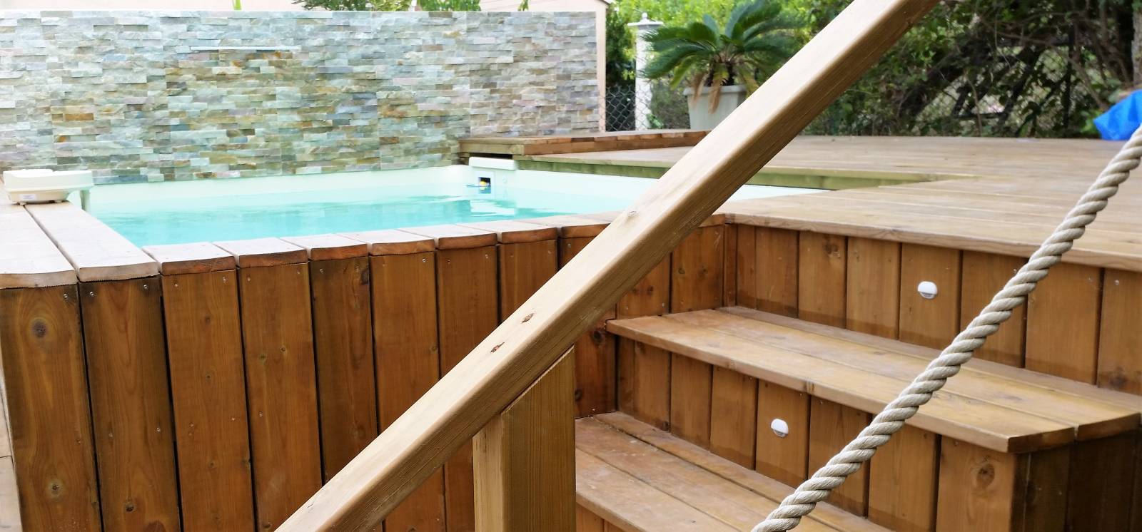 plage PIN autour d'une piscine Desjoyaux Six Fours les plages