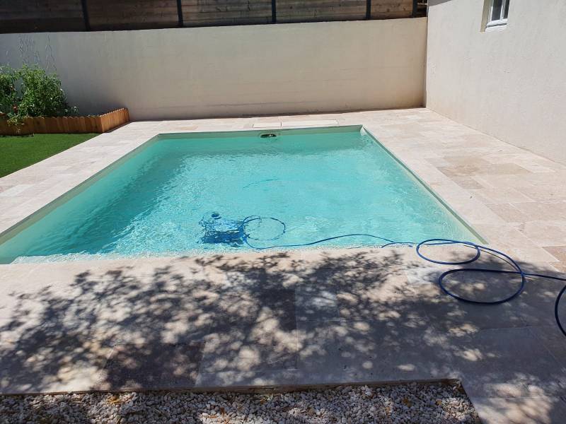 Réalisation de piscine rectangulaire avec dallage dans une villa à la cadiere d'azur dans le var 83